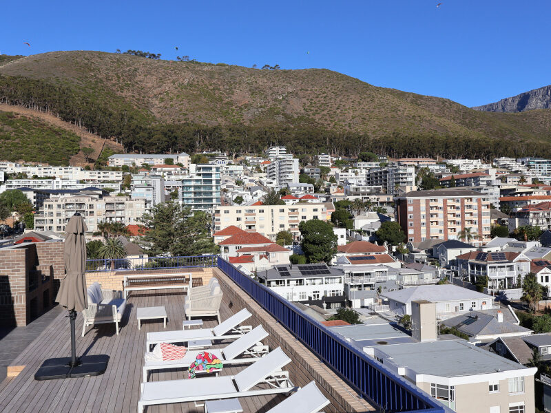 RoseWood.Casa in Sea Point, pool, parking, walk to beach and restaurants
