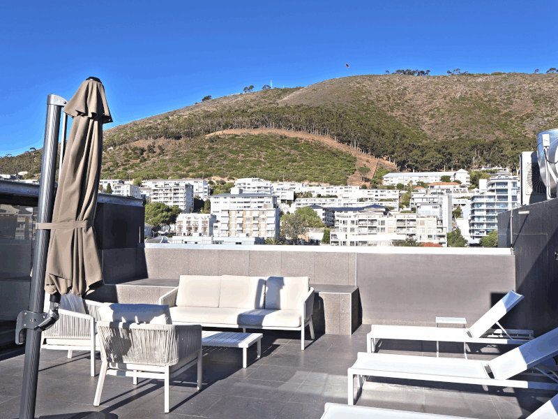 RoseWood.Casa in Sea Point, pool, parking, walk to beach and restaurants