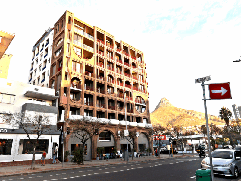 RoseWood.Casa in Sea Point, pool, parking, walk to beach and restaurants