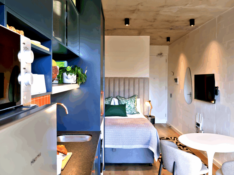 RoseWood.Casa in Sea Point, pool, parking, walk to beach and restaurants