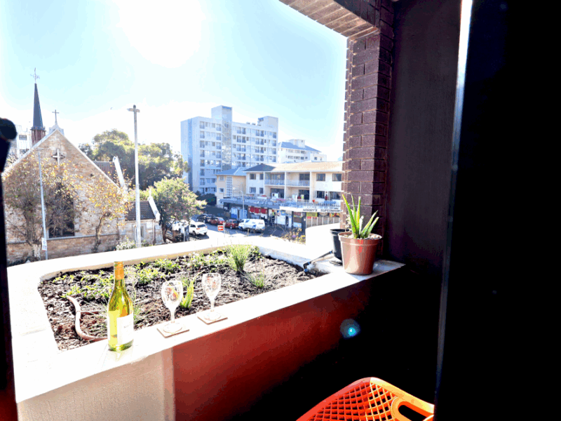 RoseWood.Casa in Sea Point, pool, parking, walk to beach and restaurants