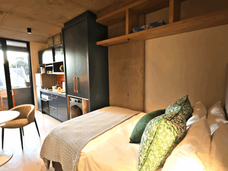 RoseWood.Casa in Sea Point, pool, parking, walk to beach and restaurants