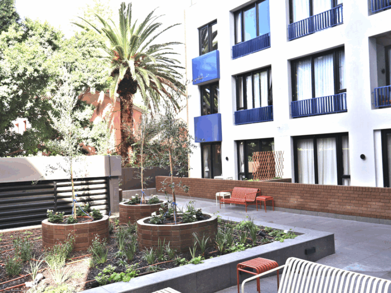 RoseWood.Casa in Sea Point, pool, parking, walk to beach and restaurants