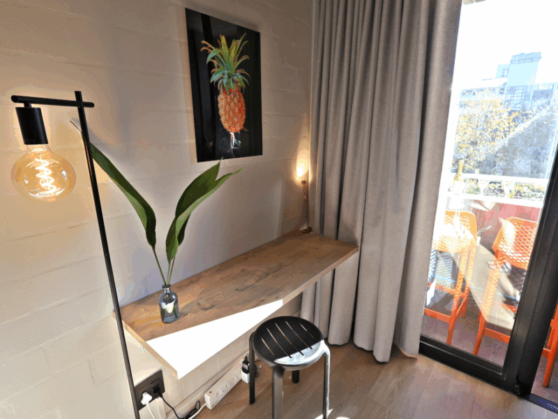 RoseWood.Casa in Sea Point, pool, parking, walk to beach and restaurants