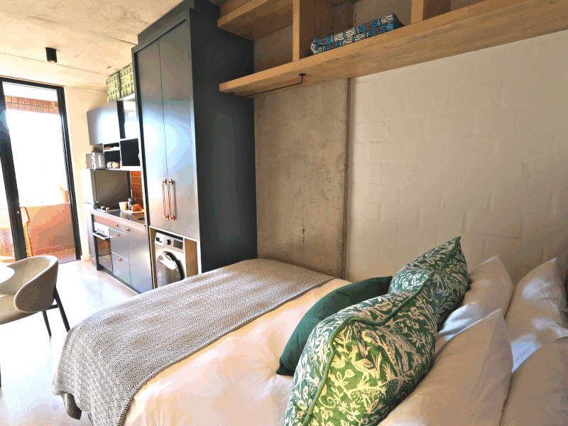 RoseWood.Casa in Sea Point, pool, parking, walk to beach and restaurants