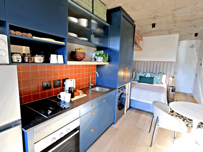 RoseWood.Casa in Sea Point, pool, parking, walk to beach and restaurants