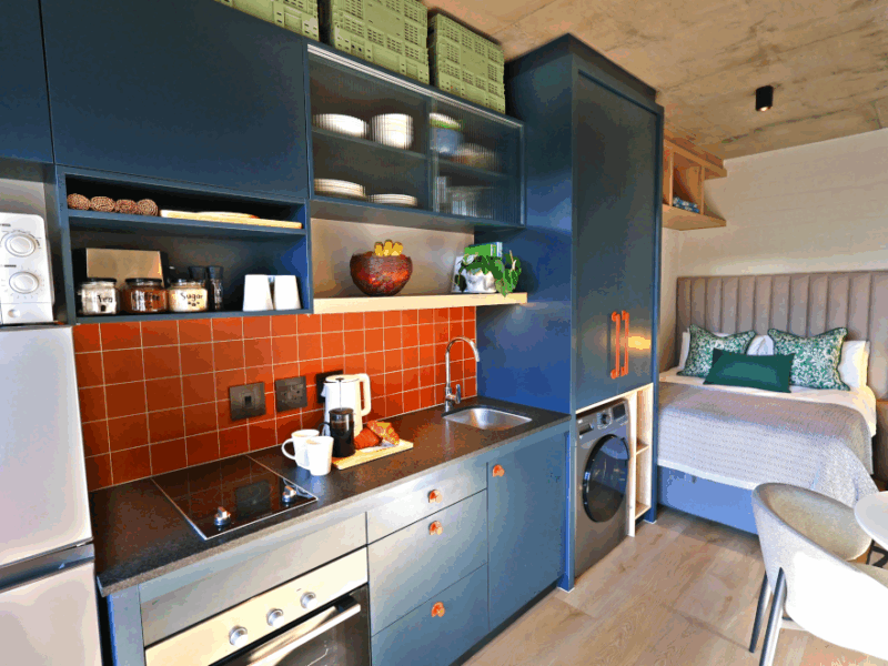 RoseWood.Casa in Sea Point, pool, parking, walk to beach and restaurants
