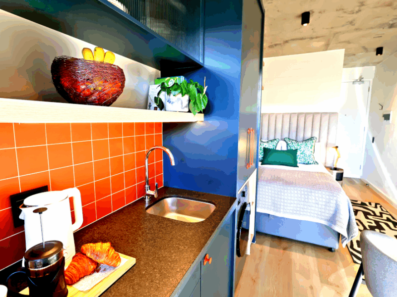 RoseWood.Casa in Sea Point, pool, parking, walk to beach and restaurants