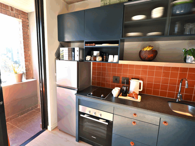 RoseWood.Casa in Sea Point, pool, parking, walk to beach and restaurants