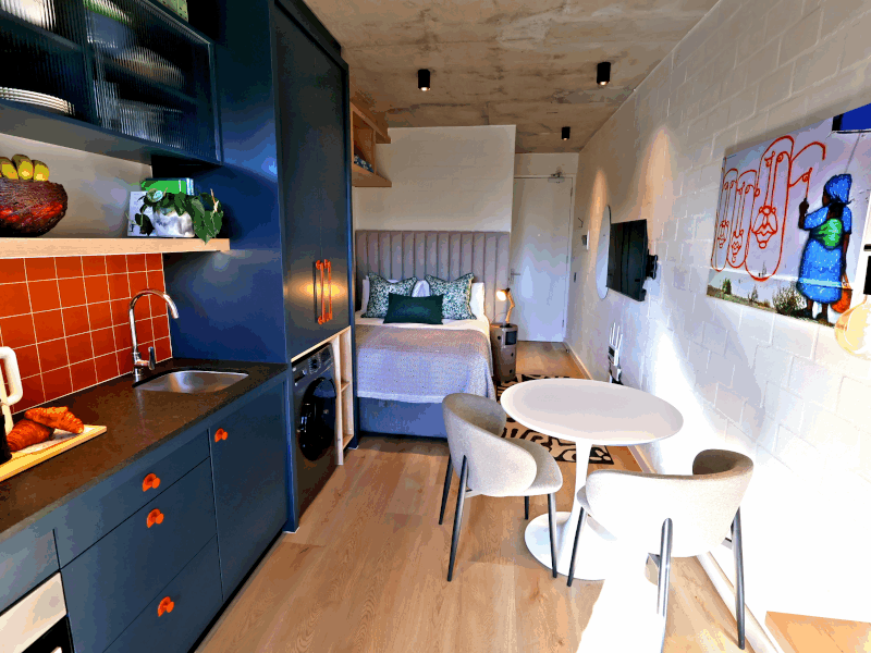 RoseWood.Casa in Sea Point, pool, parking, walk to beach and restaurants