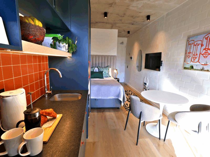 RoseWood.Casa in Sea Point, pool, parking, walk to beach and restaurants