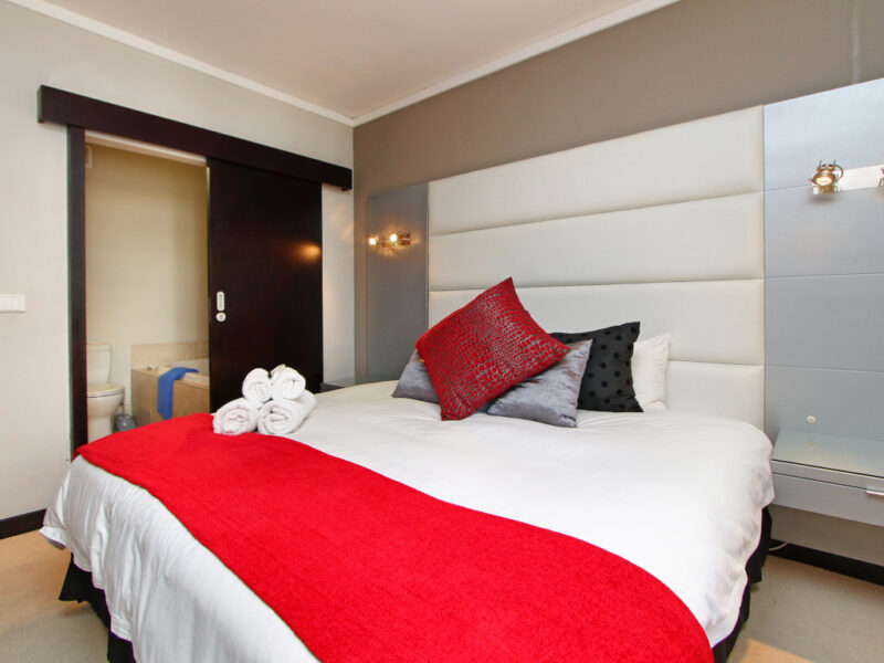 Good WIFI, Central, Pool, AC, Large discounts