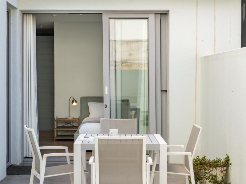 Sea Point 2 bedrooms, roof top pool, private terrace