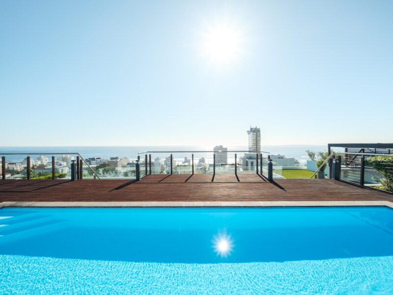 Sea Point 2 bedrooms, roof top pool, private terrace