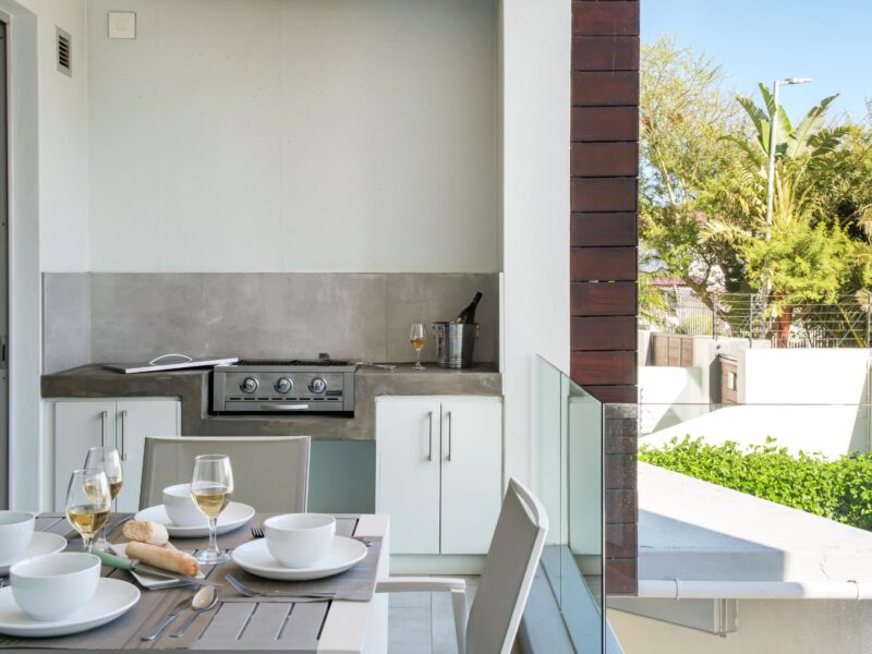 Sea Point 2 bedrooms, roof top pool, private terrace