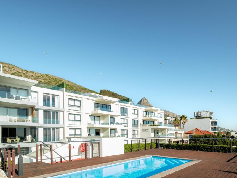 Sea Point 2 bedrooms, roof top pool, private terrace