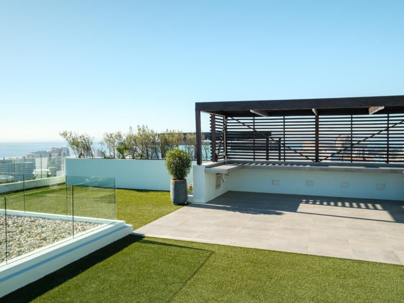 Sea Point 2 bedrooms, roof top pool, private terrace
