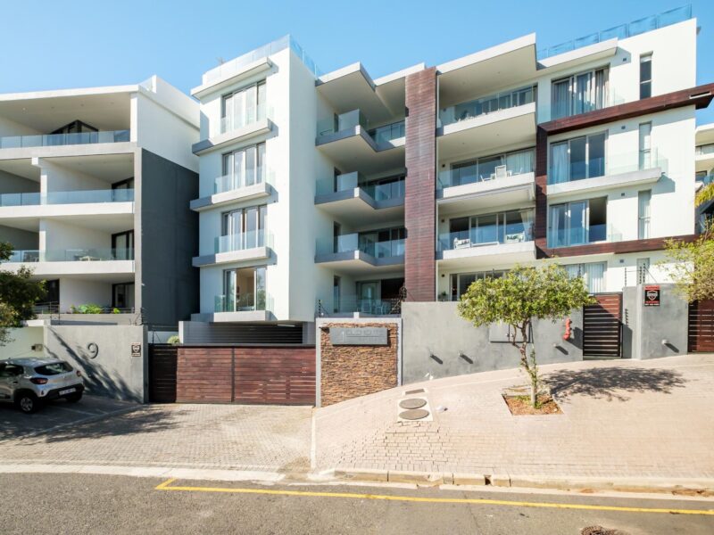 Sea Point 2 bedrooms, roof top pool, private terrace