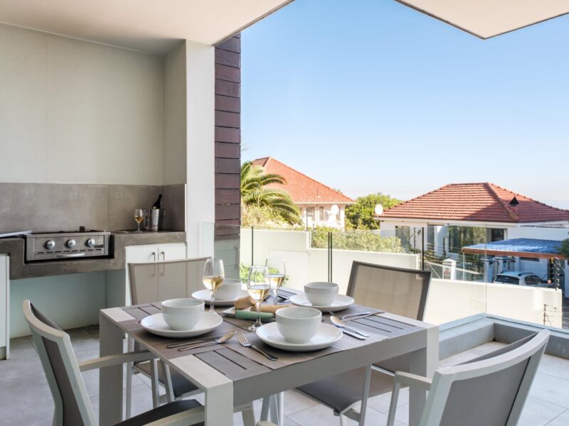 Sea Point 2 bedrooms, roof top pool, private terrace